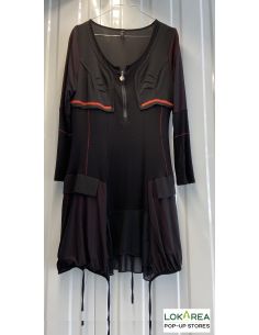 Zwarte jurk, rode details