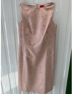 Robe rose brocards